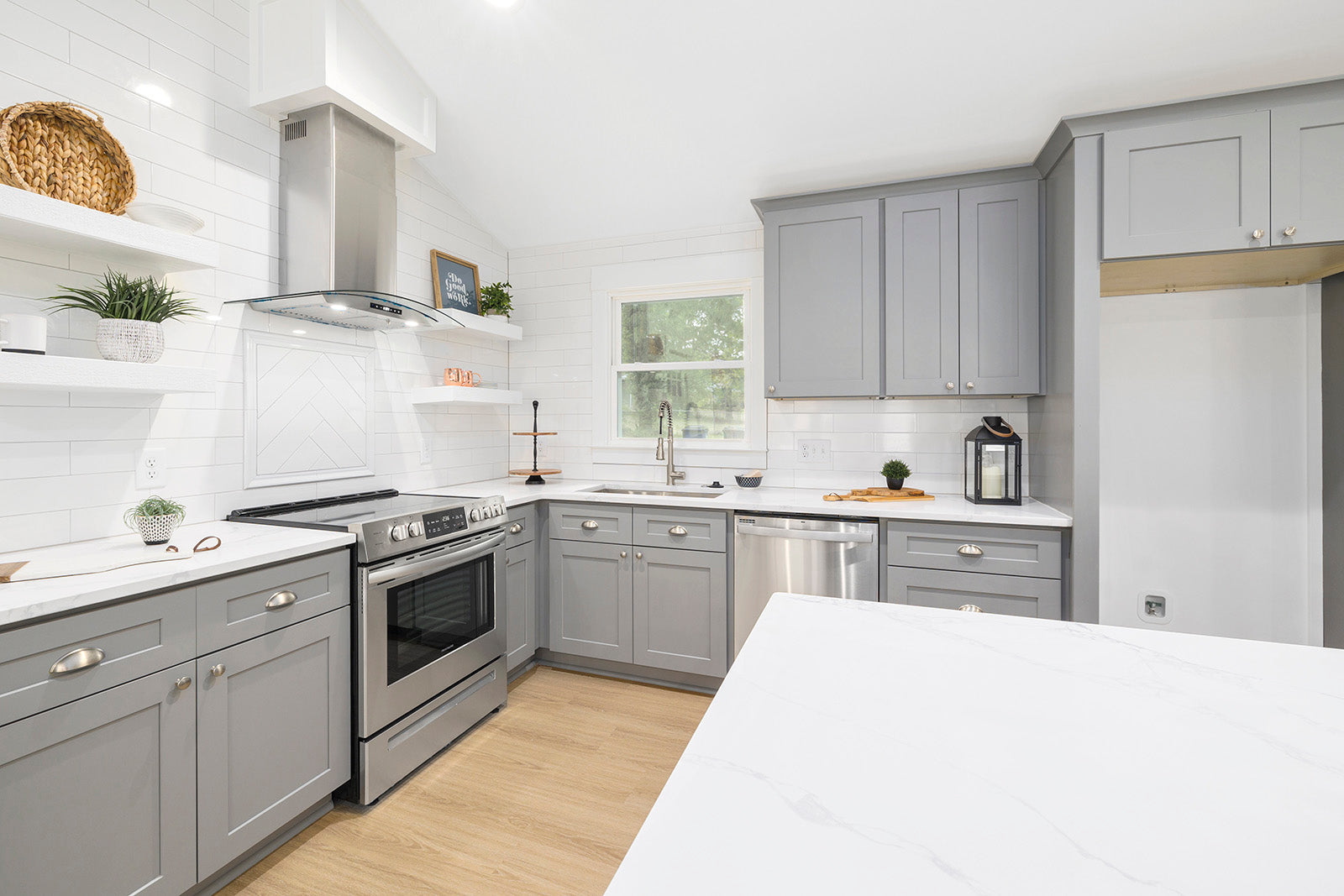 Gray Shaker Kitchen Cabinets - beautiful kitchen